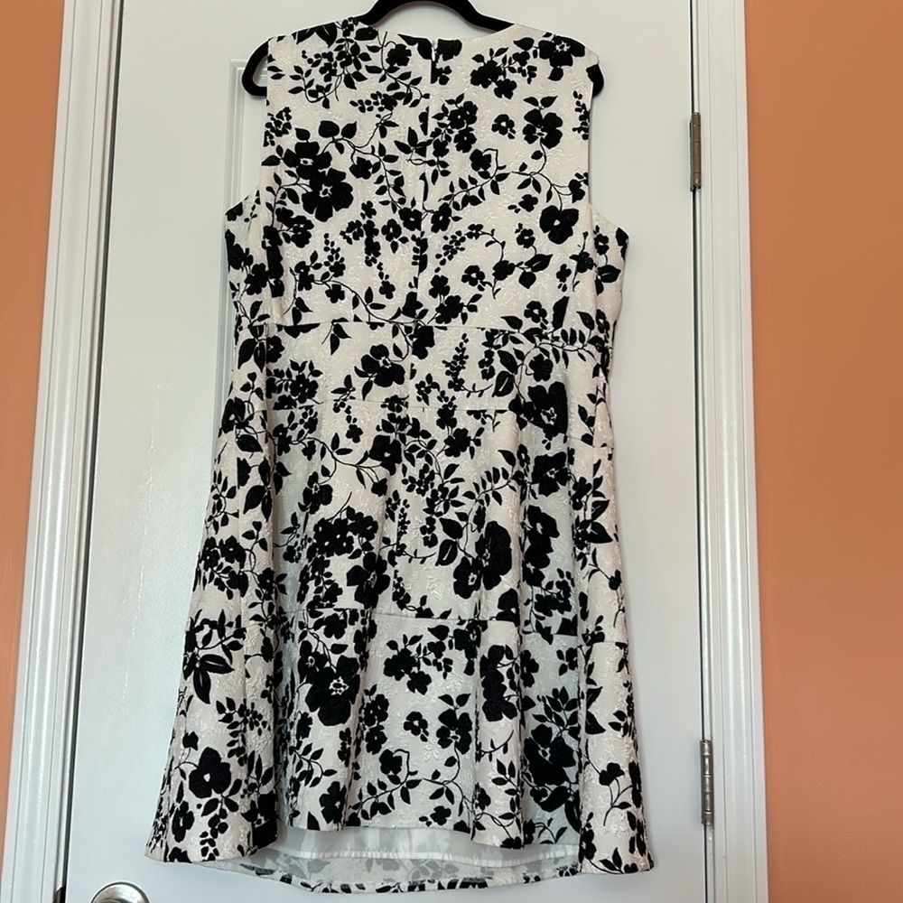 EUC Karl Lagerfeld Black and White Sleeveless Floral Dress - Picture 4 of 4